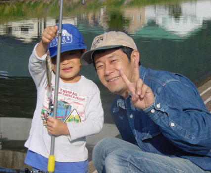 店長 亀井 紀充と申します。中国で天国と言われる蘇州から子供の肌にやさしく、毎晩グッスリ眠れる子供用シルクパジャマをご提案します!